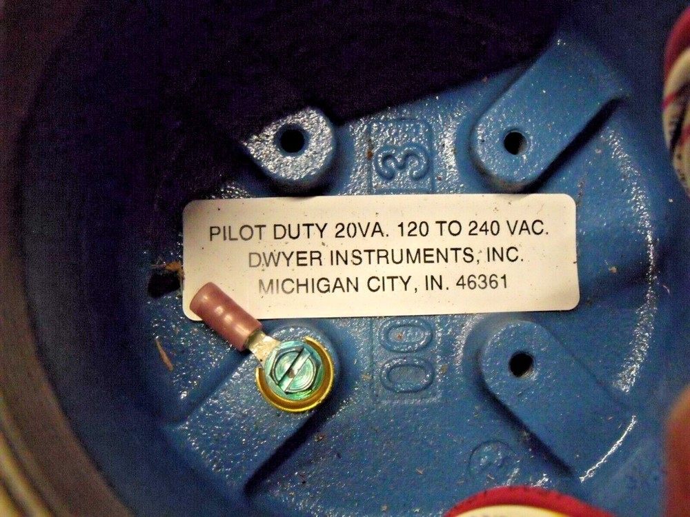 NIB Dwyer Instruments S0396445 Two Stage Vertical Level Switch / Transmitter