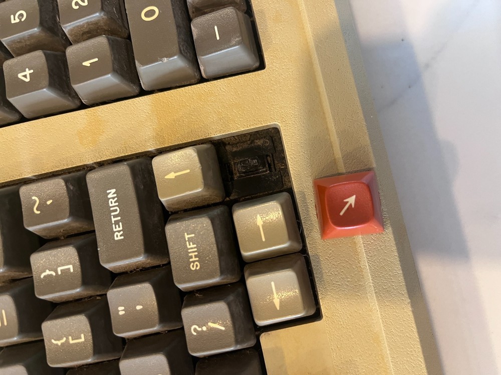 Apple III Computer 256k - Powers On - For Repair - Missing One Key