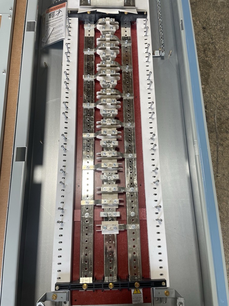 1-400 AMP 480V MAIN LUG PANELBOARD 42 SPACE 3PHASE 4 WIRE COMPLETE PANEL
