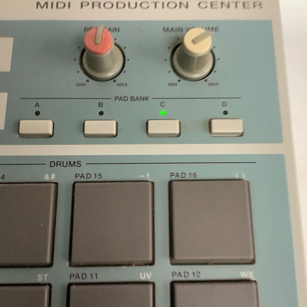 AKAI MPC2000XL sampler