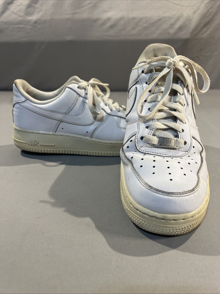 Men’s Size 9.5 Nike Air Force 1. White