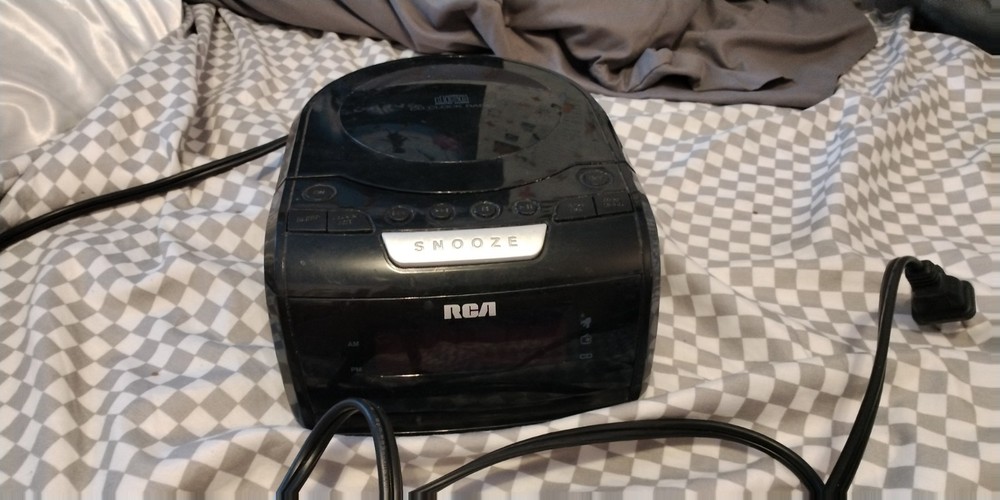 Compact Disc Digital Audio CD Clock and Radio Player