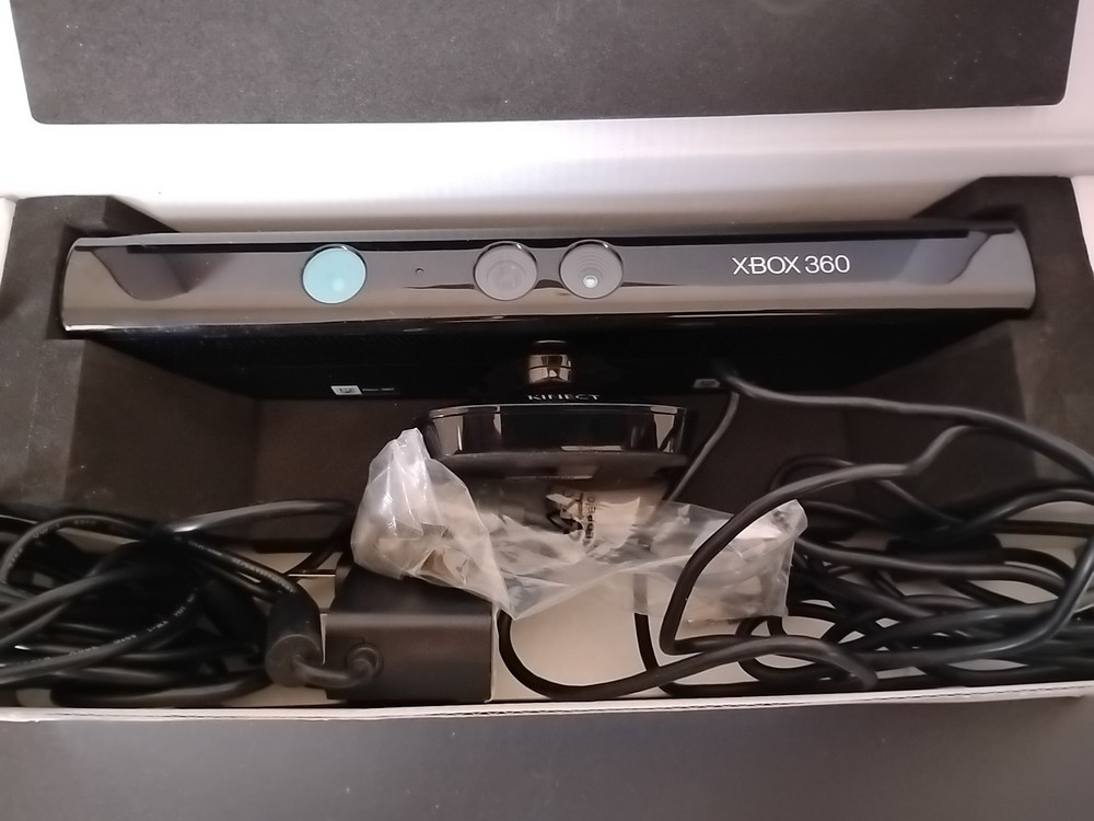 Xbox 360 Kinect Sensor 2 game Included