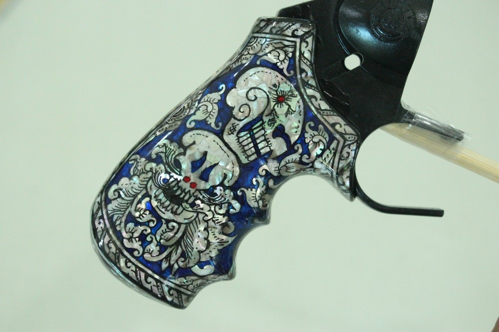 GRIPS TAURUS JUDGE PUBLIC DEFENDER POLY ( POLYMER FRAME ONLY ) PEARL SKULL BLUE