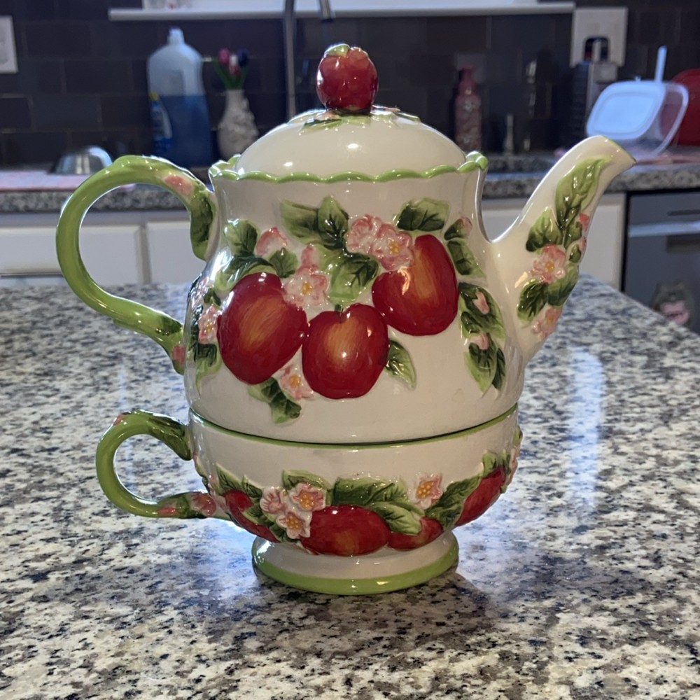 TEMPTATION APPLE TEAPOT AND TEACUP COMBO