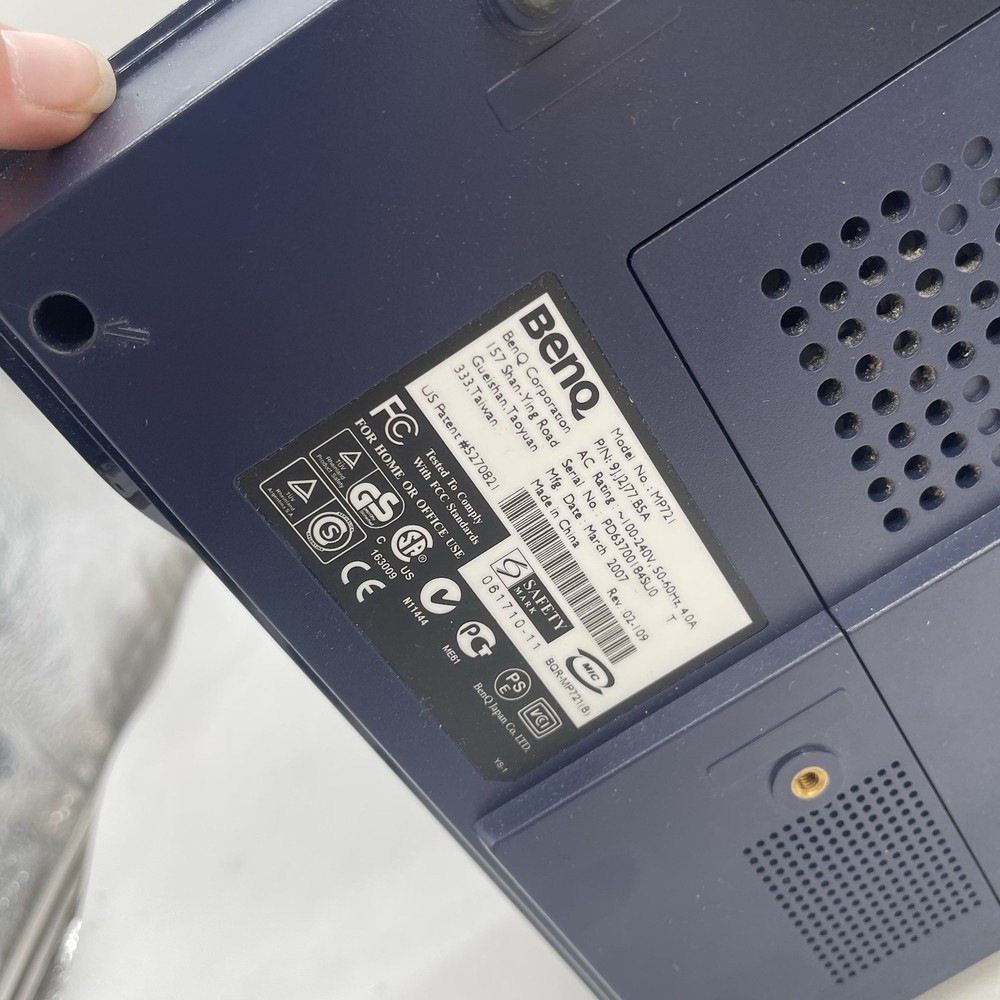 Benq Desktop Projector MP721 w/ Case Bag Cords Controller Untested