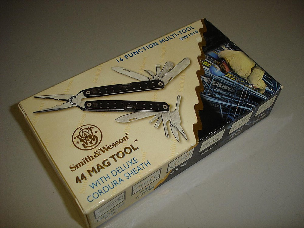 Smith & Wesson 44 Mag Tool Deluxe - 16 Function Multi-Tool SW1010 - New in Box