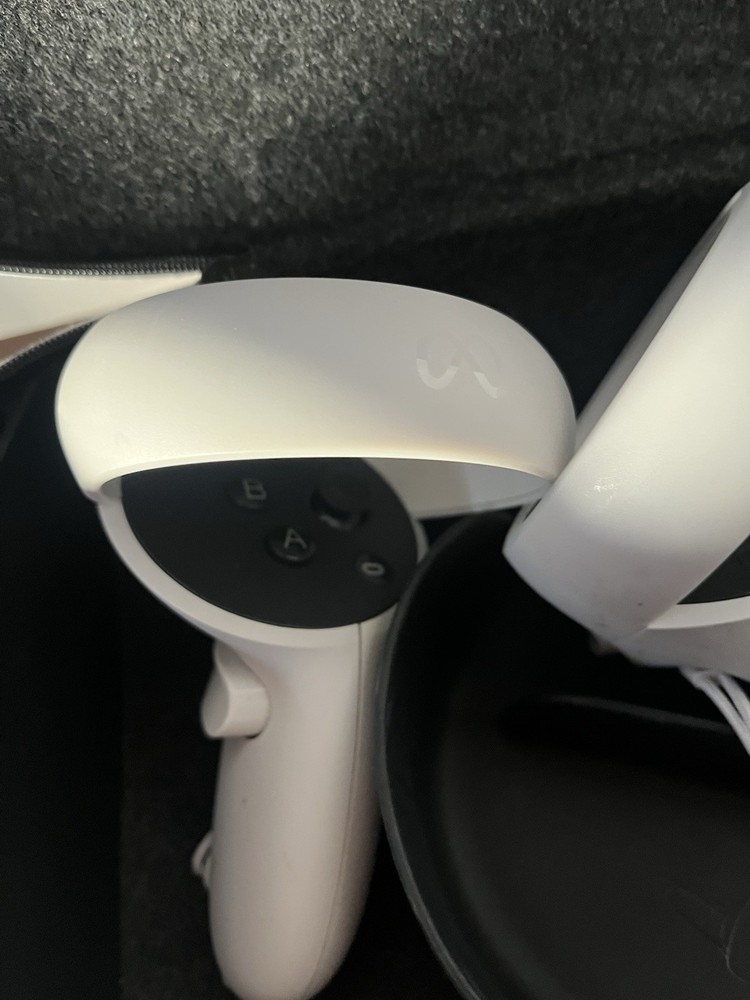 Meta Oculus Quest VR Controllers Left & Right W/case Powers On /No Further Testi