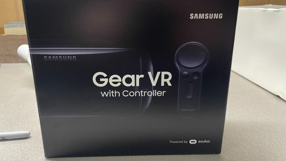Samsung Gear VR with Controller Powered by Occulus