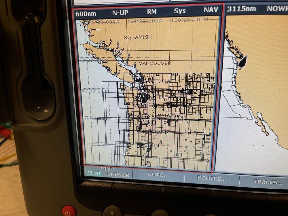 Raymarine E80 GPS/Chartplotter/MFD Great Condition with power cable and suncover