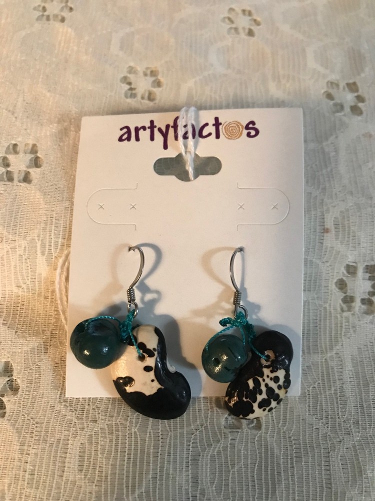 Artyfactos Kidney Bean Pierced Earrings