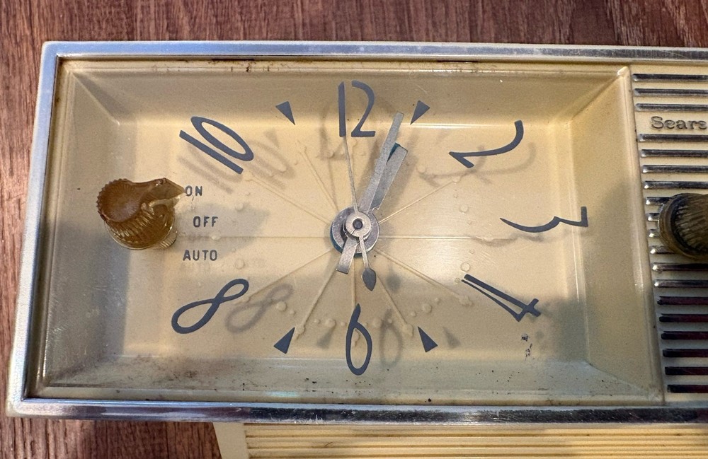 Vintage Sears Solid State Silvertone Transistor Radio w Clock Model 2061.
