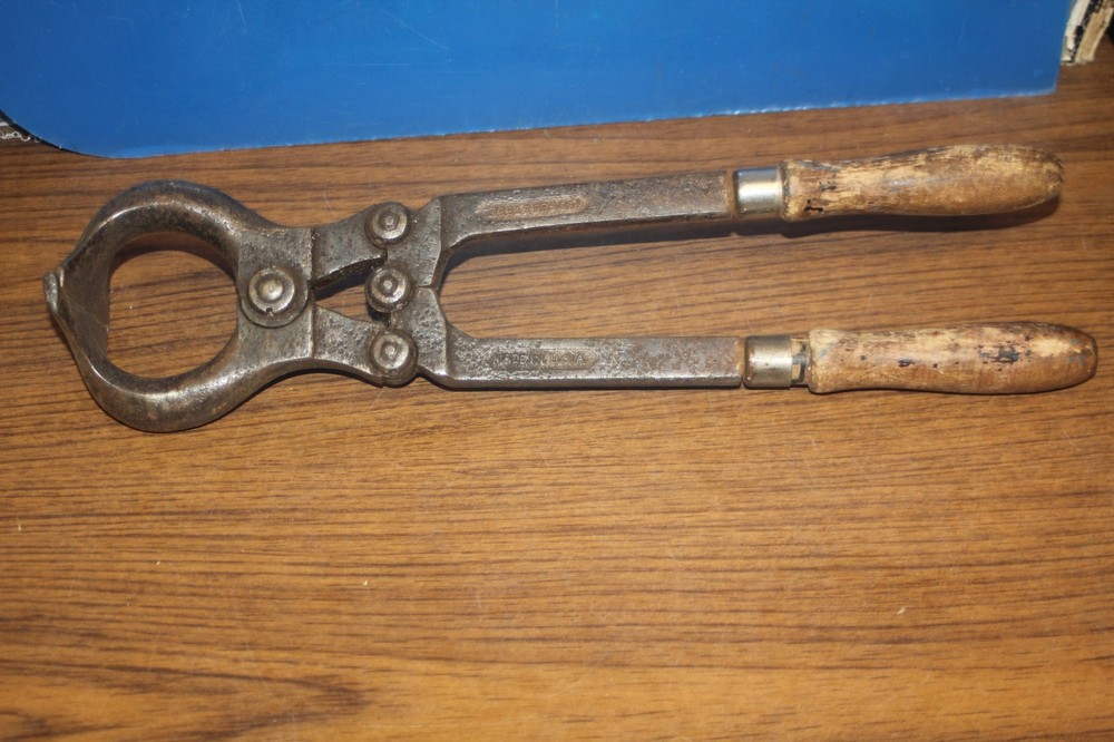 Vintage Castrating Tool