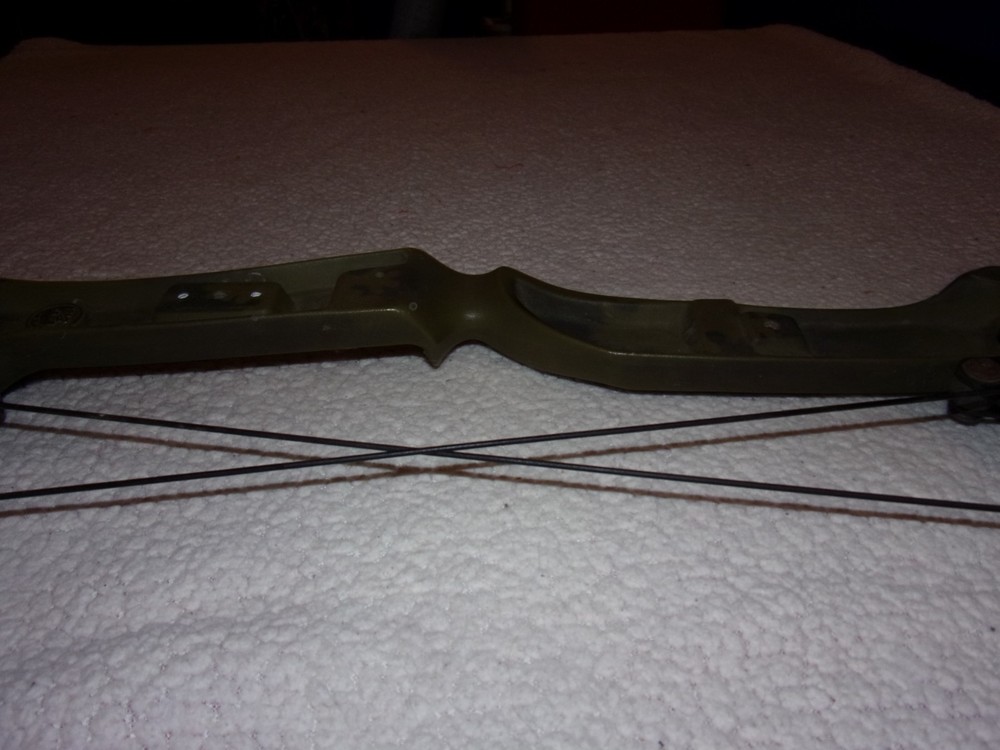Bear Whitetail Hunter Vintage Green Camouflage Compound Bow