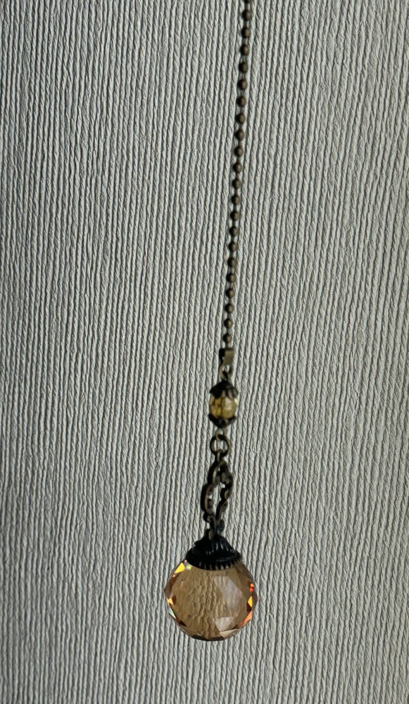 Decorative chain pull featuring amber crystals