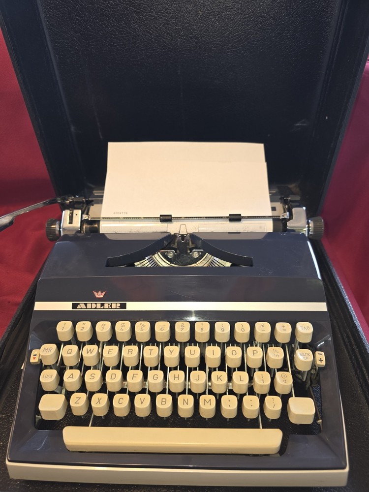 Adler J5,  typewriter w/Case,   "Pica "  1972 w/ case. latches needs work