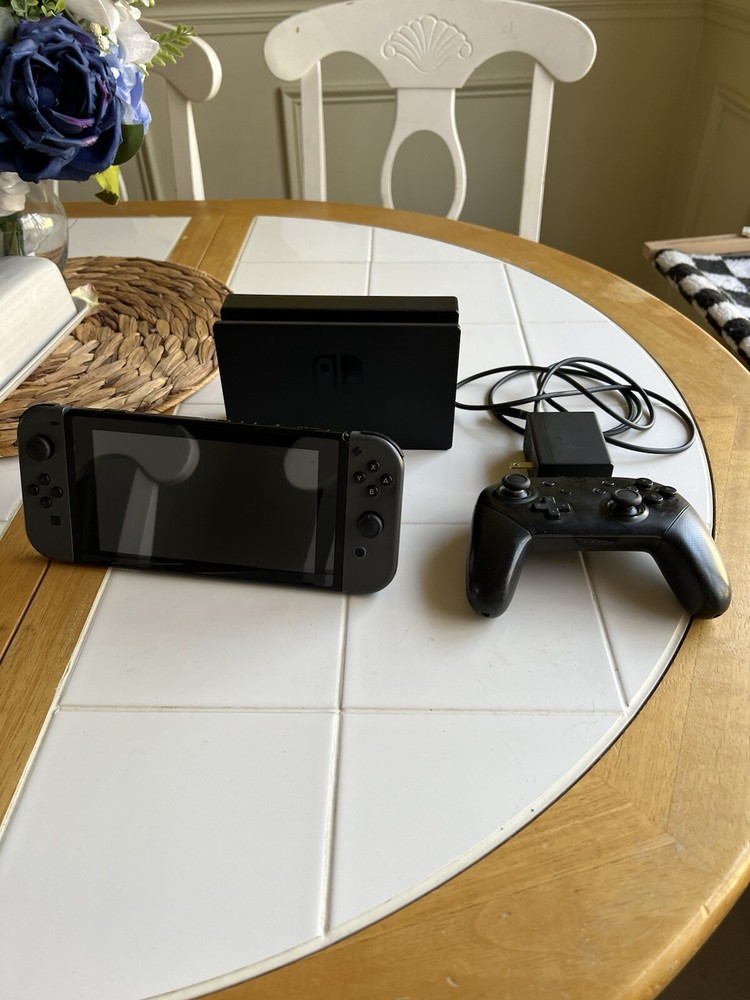 Nintendo 8GB Switch Console - Black - Pro Controller Included!!