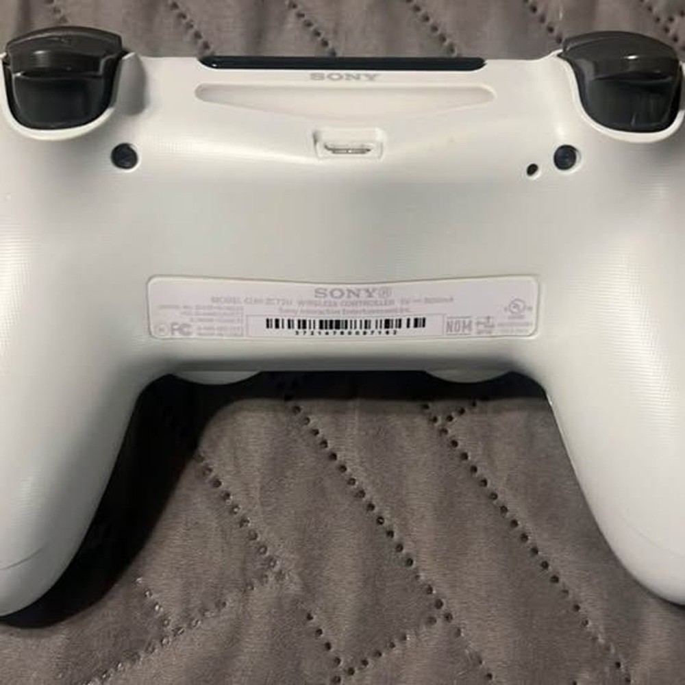 PlayStation 4 Console Glacier White 500 GB With Matching Controller