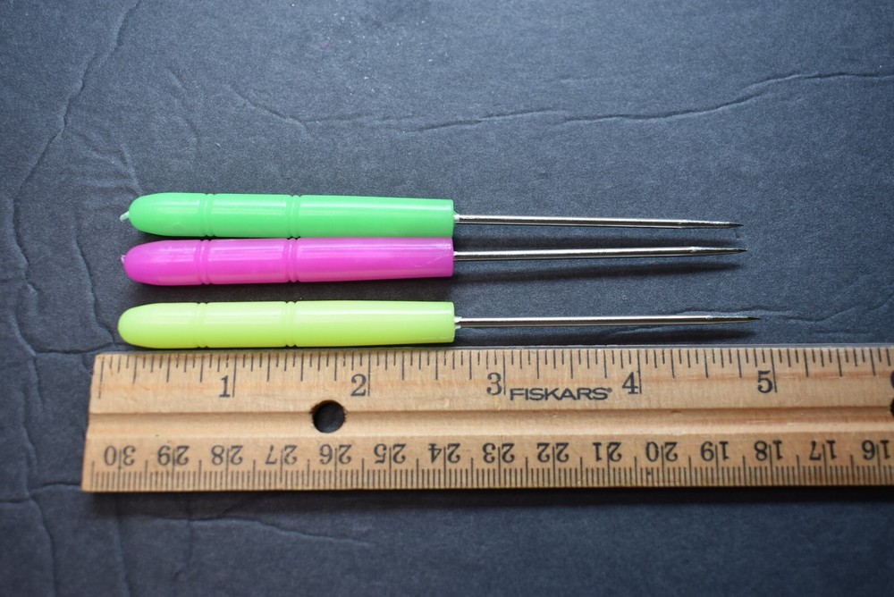 1 Random Colored Plastic Handle Bodkin Needle for Fly Tying or Crafts