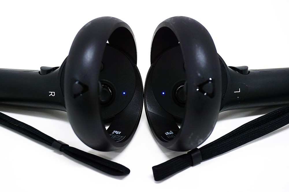 HTC VIVE Bundle: 2 Controllers +Wrist Tracker | Focus 3 & XR Elite/No Power Cord