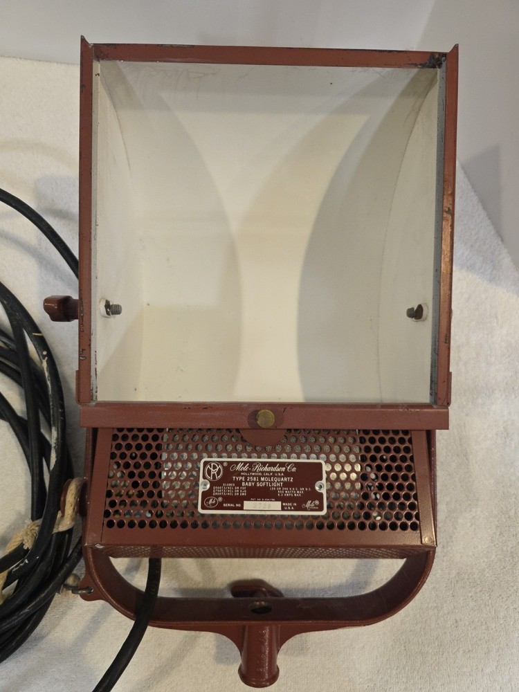 Mole Richardson Type 2581 Baby 800 Watt Molequatz Softlight Nice Pre-Owned