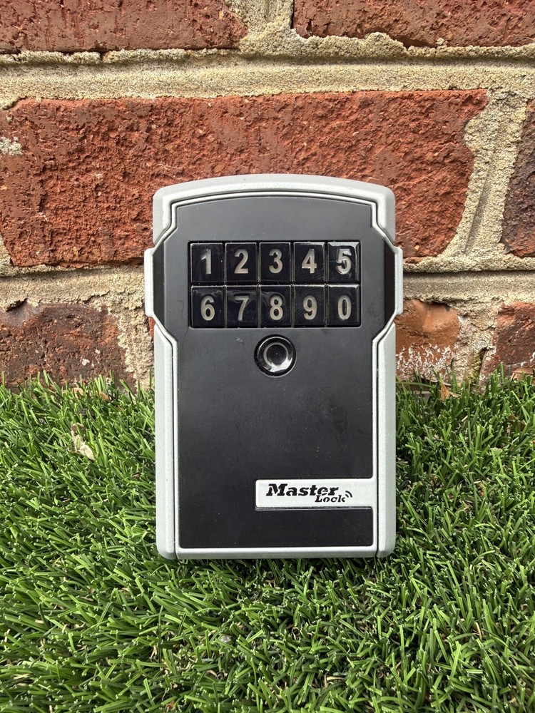 Master Lock 5441D Bluetooth Wall Mount Key Lock Box Electronic USED