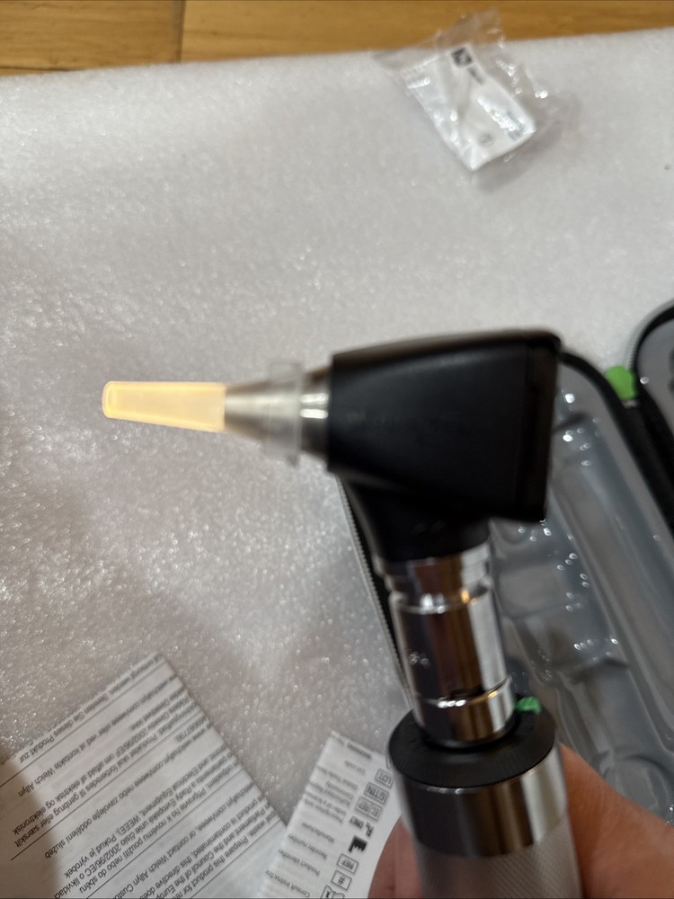 Welch Allyn 3.5 volt Otoscope with Rechargeable Direct Plugin Handle