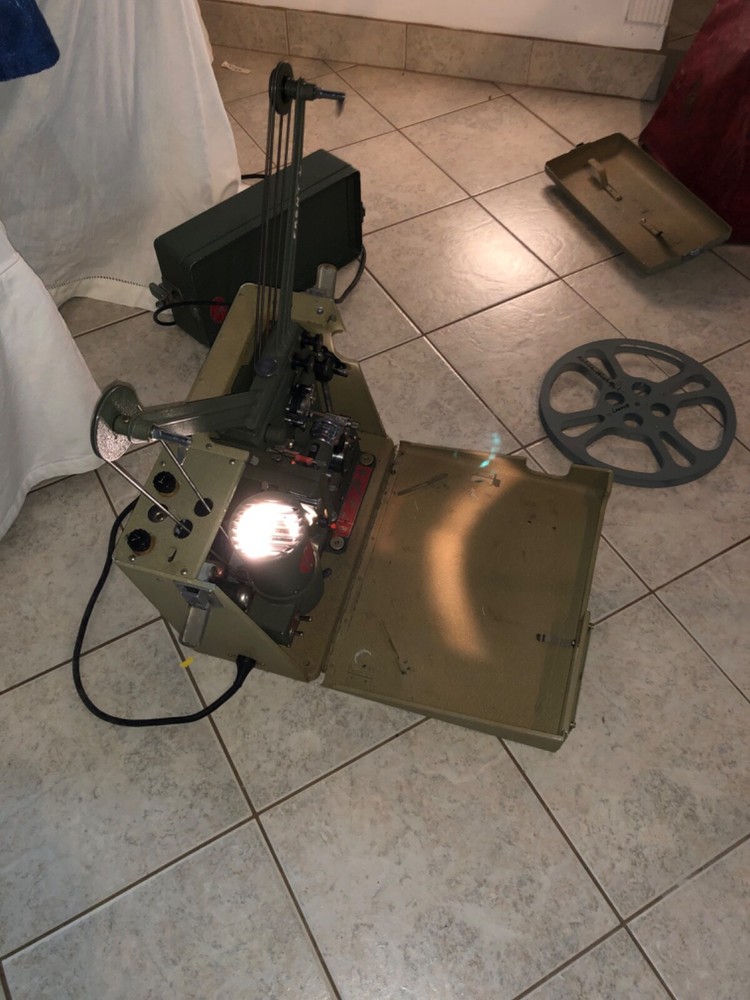 Victor 16mm Move Projector  (Model 60) Works good !