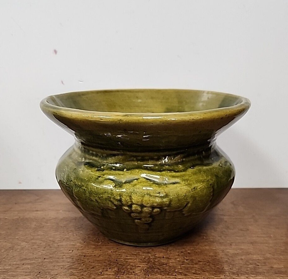 BEAUTIFUL MCCOY POTTERY GREEN GRAPE LEAF SPITTOON CUSPIDOR