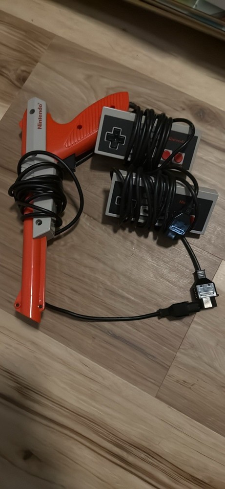 NES System Console / 2 Controllers / 1 Zapper / 4 Games / Read Description