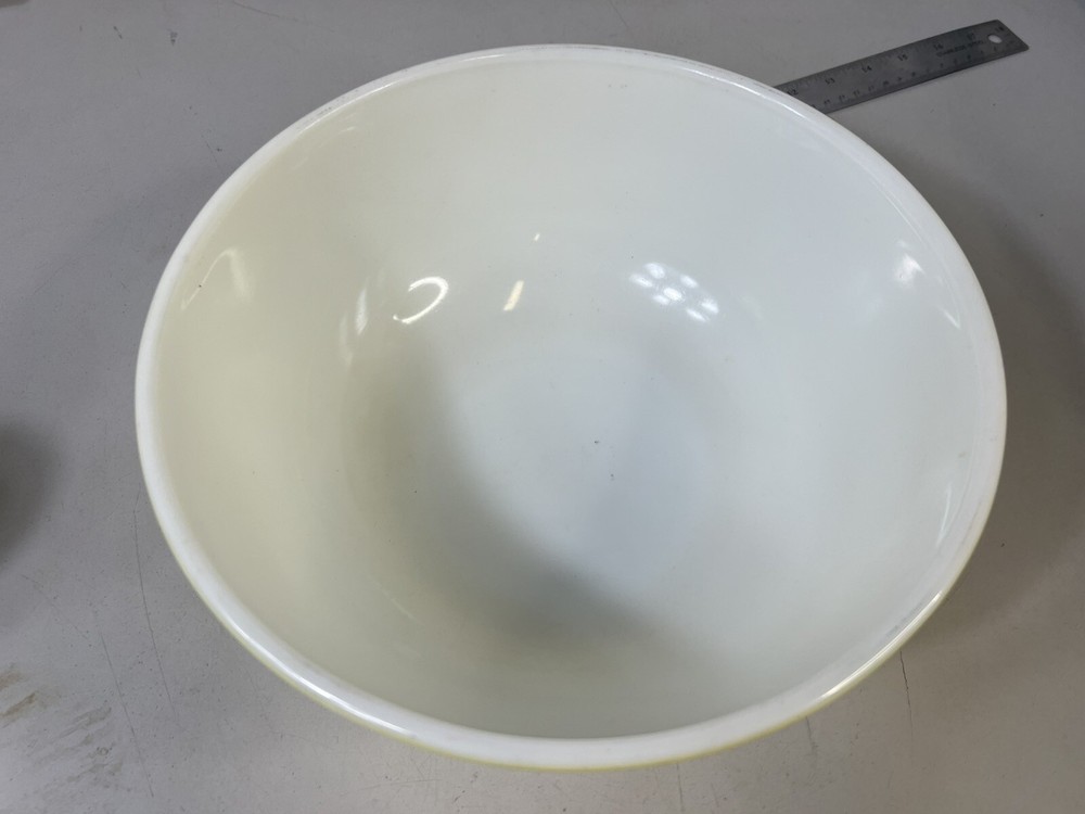 Vtg Pyrex 4 Quart Yellow Nesting Mixing Bowl 404