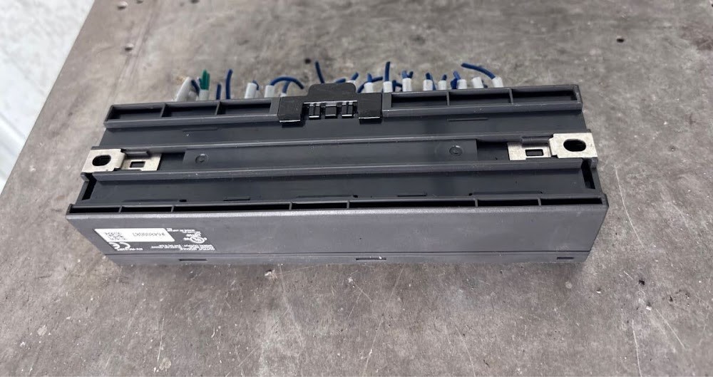 KEYENCE KV-RC32BT PLC Screw Terminal Transistor Output Module USED