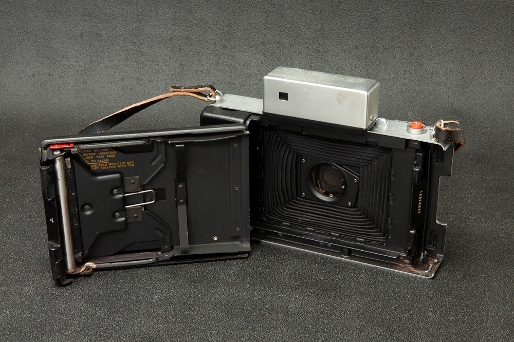 Vintage Polaroid Automatic 250 Land Camera with Flash