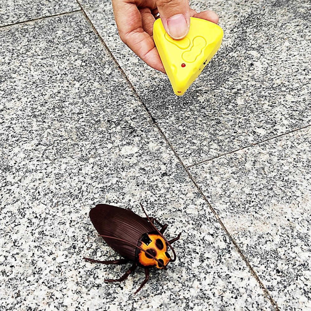 Mini RC Cockroach Toy Remote Control Roach Insect Realistic Simulation Electr