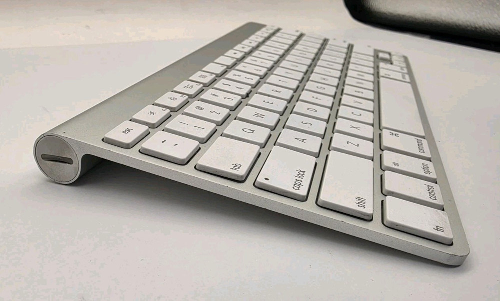Apple Wireless Bluetooth Keyboard A1314 & Magic Mouse A1296 Set, White/Silver