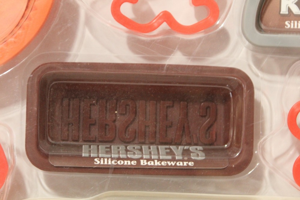 Hersheys Learn to Bake with Hersheys 8 Piece kid's Pack Silicon Bakeware Cookie