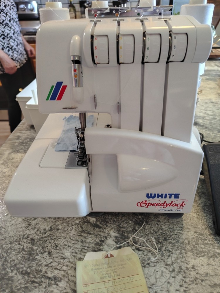 White Speedylock Serger Machine 1634/ Includes Carrying Case