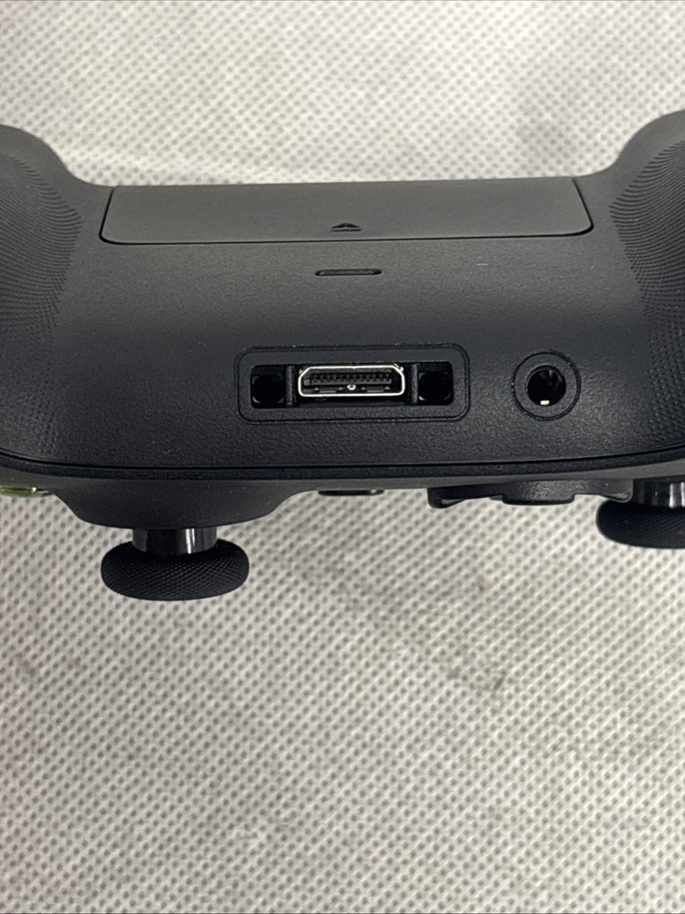 Microsoft Xbox Series X|S Wireless Controller - Model 1914 - Black