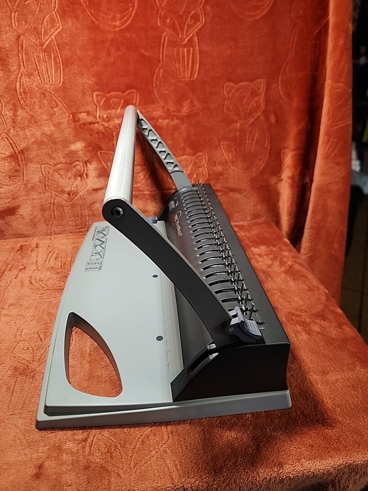 GBC Bindmate Binding Machine With Plastic Combs.