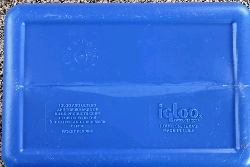 Igloo Six-Packer Hard Cooler Blue & White with Lid and Handle