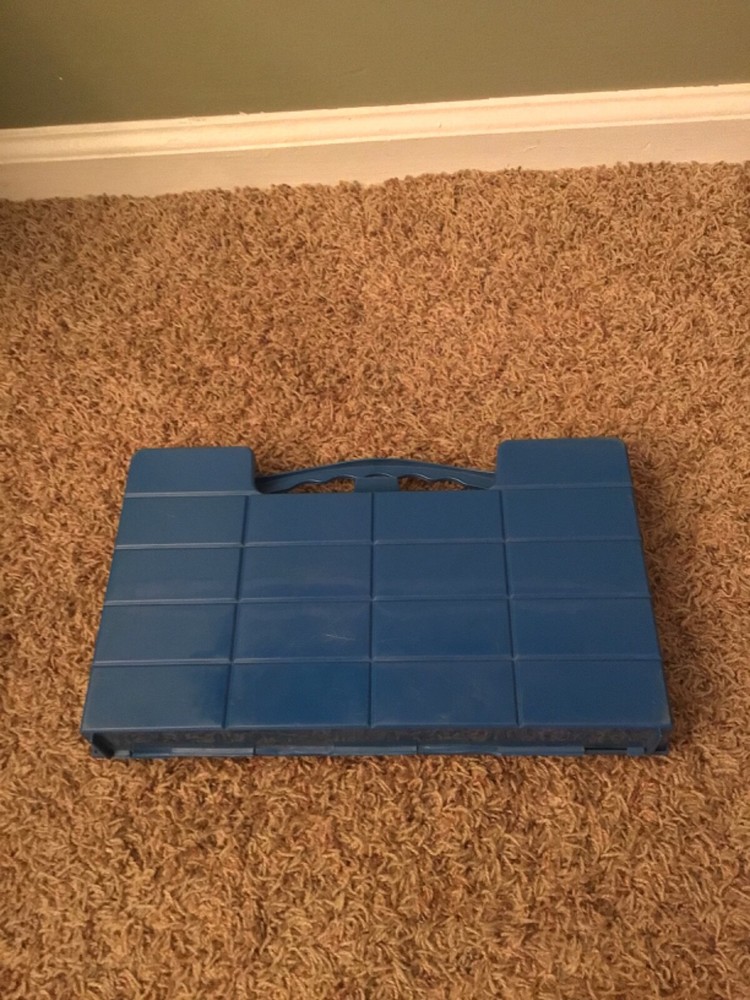 Vintage 1976 Matchbox 18 Car Carry Case Blue Plastic Latch Issues