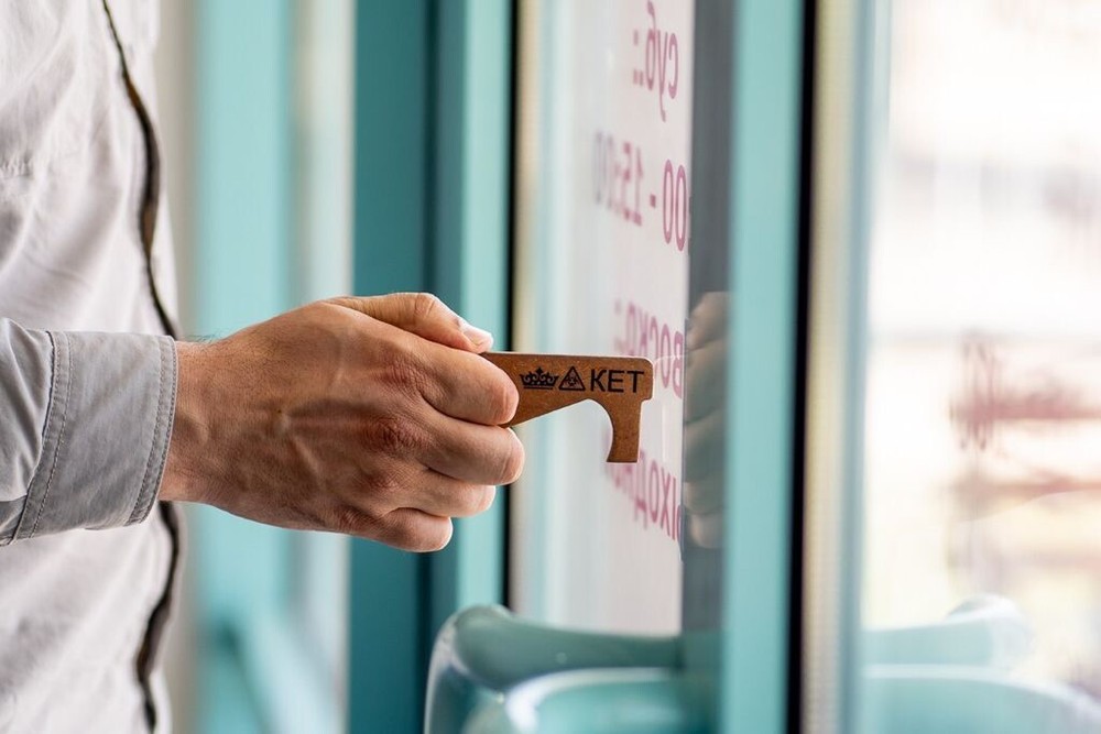 No-touch tool. Pack of three.