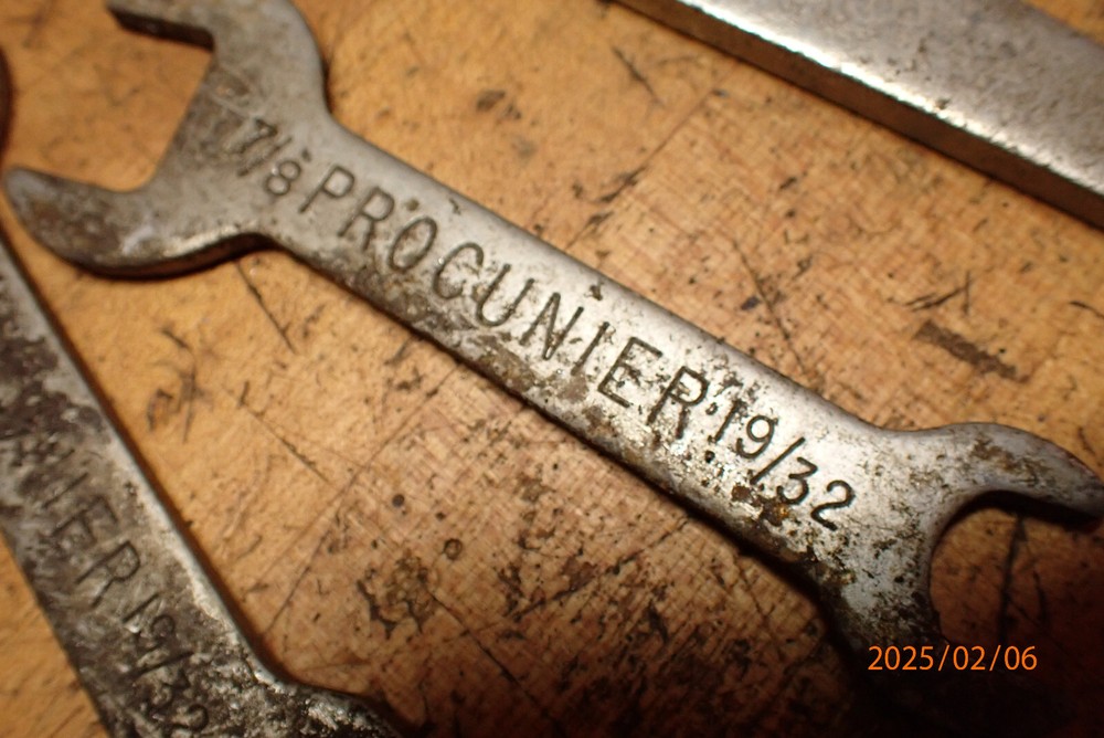 OLDER PROCUNIER METAL THREADING TAPPING TAPPER HEAD CHUCK WRENCHES