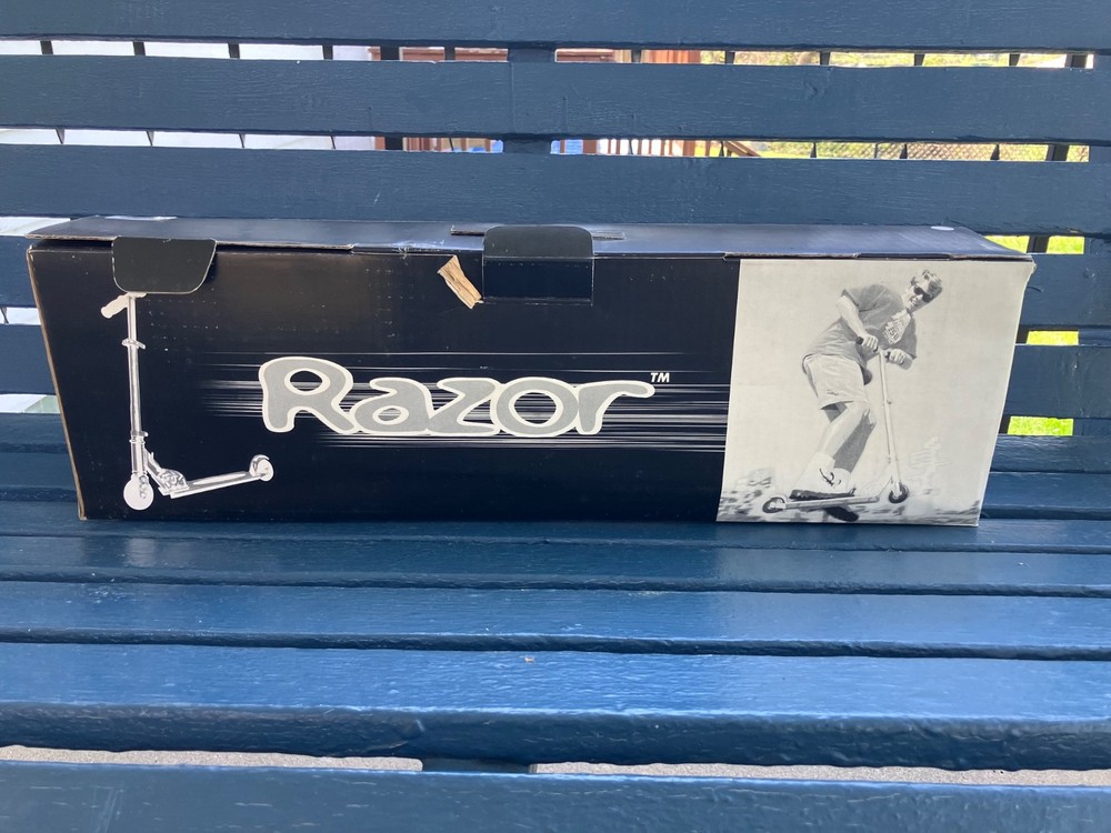 NIB Razor  Aluminum Frame Foldable Kick Scooter Adjustable Handlebars Silver