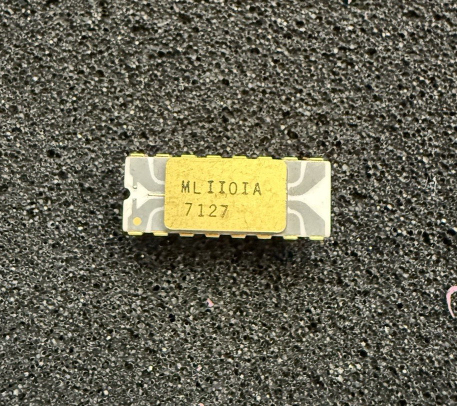 Microsystems ML1101A PMOS SRAM Ceramic IC DIP – Zebra / Gray Trace
