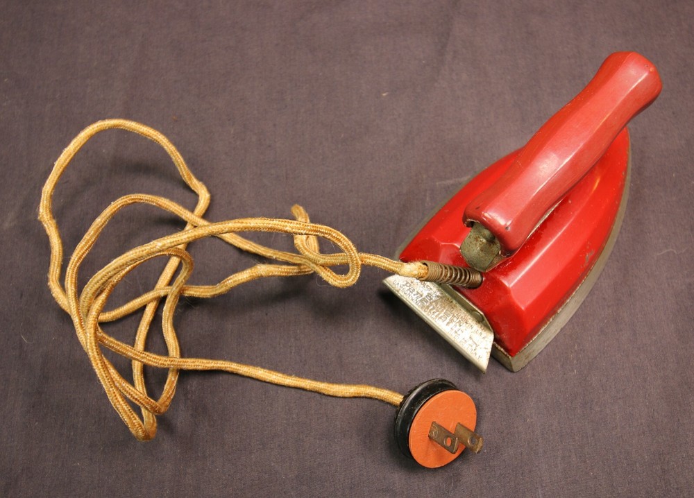 Antique Electric Travel Iron Samson Panelmatic Jr. c1940's Red