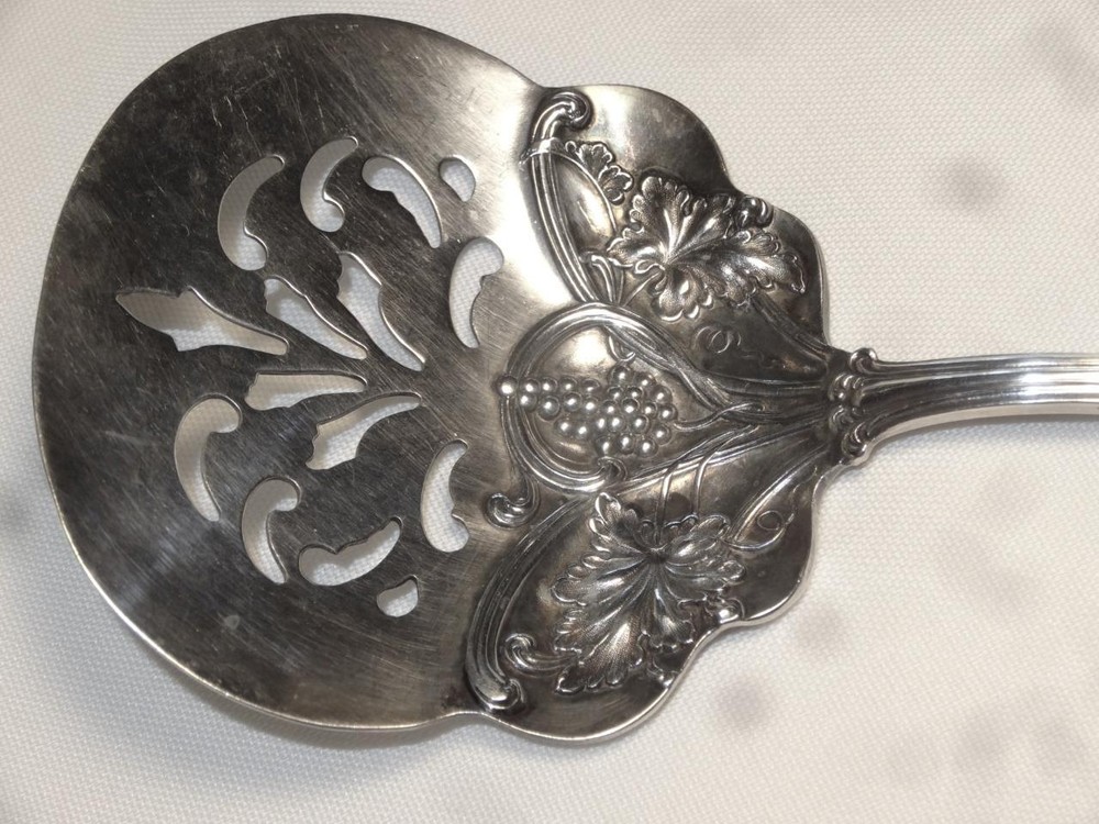 8" LONG SELDOM FOUND MOSELLE PATTERN SILVER PLATED TOMATOE SERVER