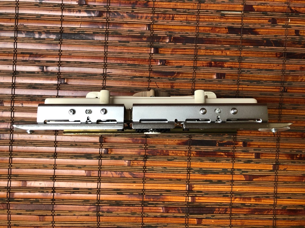 STUDIO MOD 560L KNITTING MACHINE CARIAGE ONLY, NO ATTACHMENTS