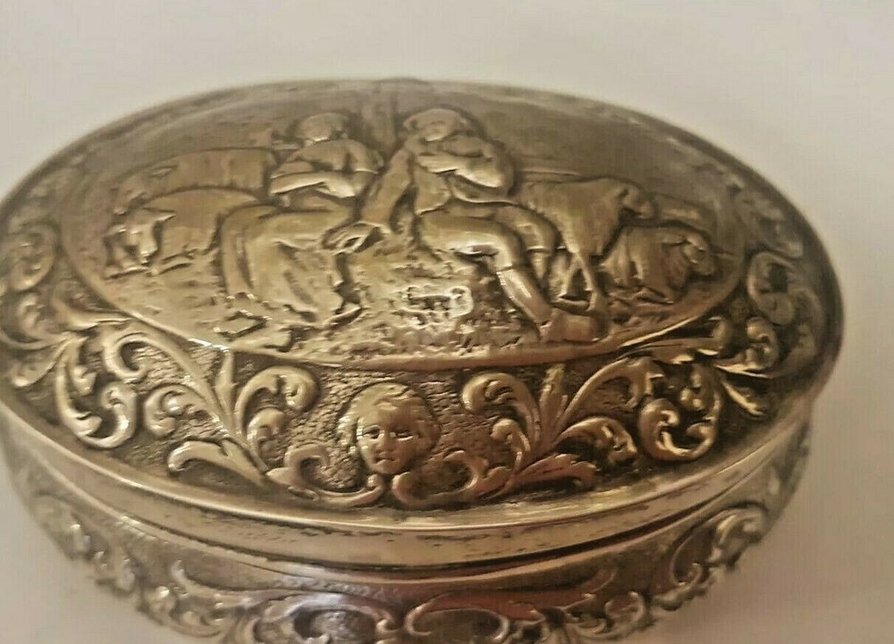 SILVER 800 ANTIQUE HAND CHISELED BOX. PUNCHING PRESENT