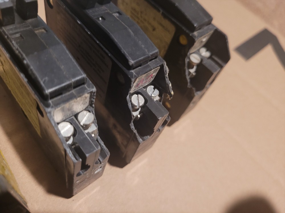 Square D QO2020 - 20 Amp Single-Pole Circuit Breaker small broken area